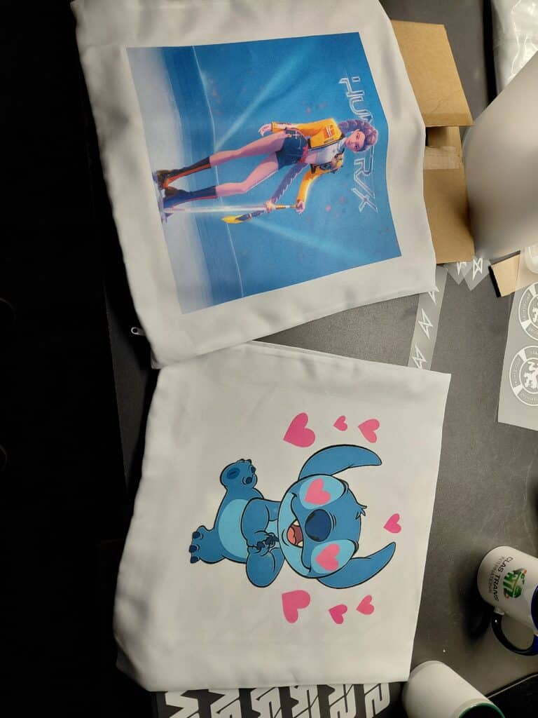 Pochettes blanches imprimées avec Stitch et personnage HUT/R/X. Créations textiles personnalisées.