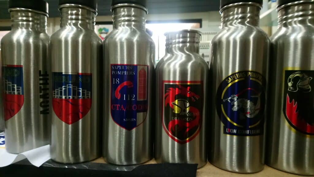 Gourdes inox Sapeurs Pompiers : logos Gerland, CTA-CODIS, Caserne de Lozon et Lyon Confluence.
