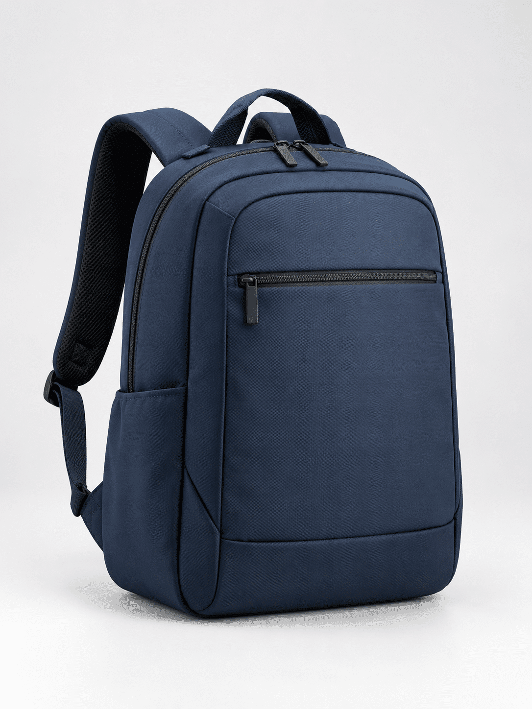 Sac à dos bleu marine minimaliste pour ordinateur avec poches zippées et bretelles rembourrées.