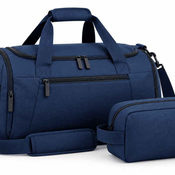 Sac de sport bleu marine avec bandoulière et trousse de toilette assortie.